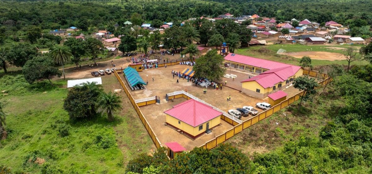 Rio Tinto SimFer remet officiellement cinq nouvelles écoles aux autorités éducatives de Beyla
