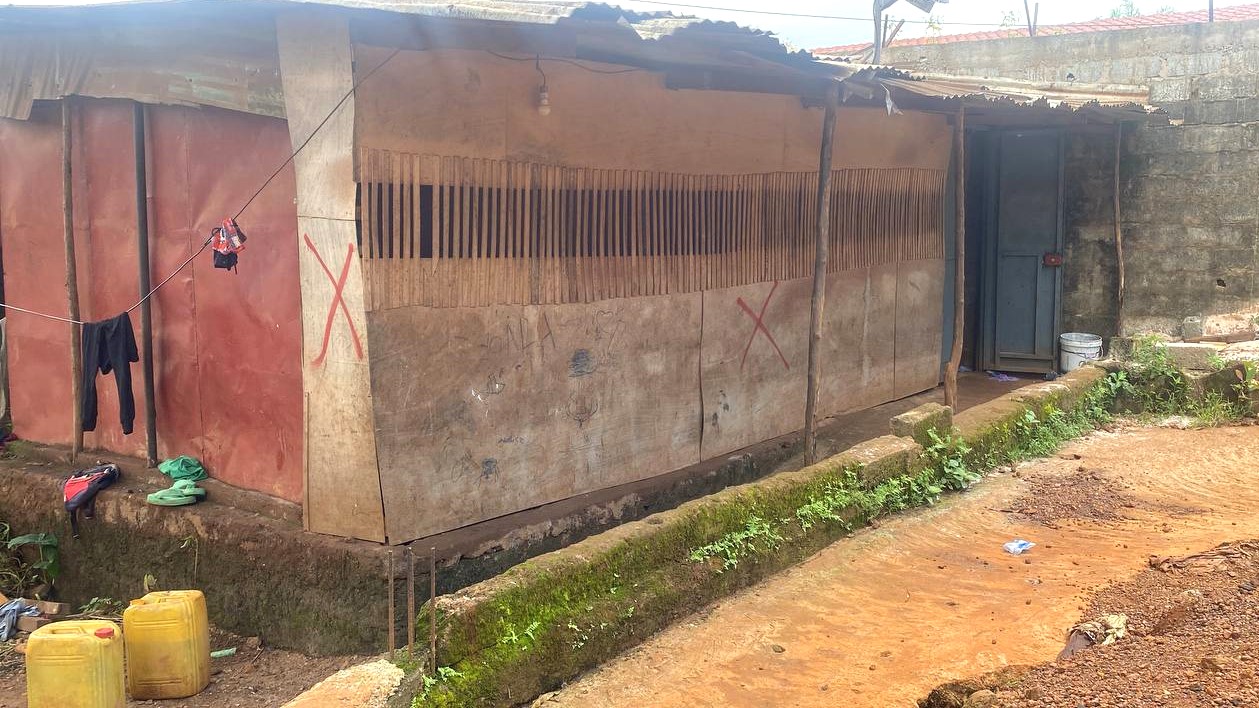 Ratoma : des centaines de maisons marquées le long du marigot de Kakimbo, les habitants réclament des garanties