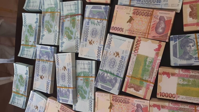 Payer pour récupérer son propre argent : le business clandestin des retraits bancaires face à la crise de liquidité en Guinée