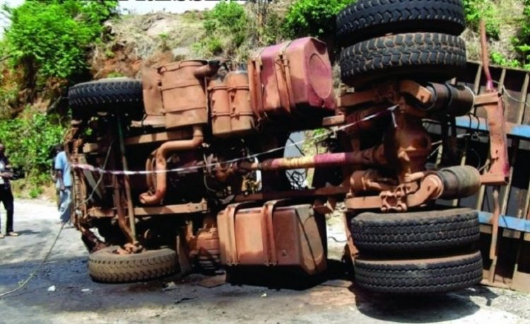 Accident : Un camion se renverse entre Mamou-Faranah !