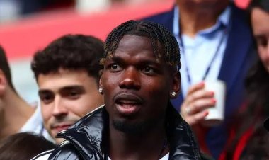 Paul Pogba rend visite à Péla et promet de soutenir la communauté
