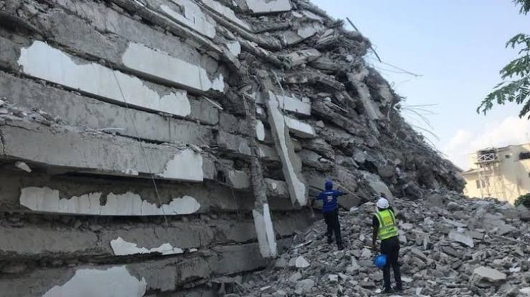 Un Hôtel de Trois Étages s'Effondre à la Minière