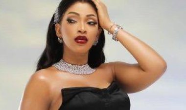 Djelykaba Bintou célèbre l’amour dans sa nouvelle chanson “Nkelenta”