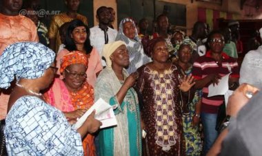 Les commerçants du marché de Cosa protestent contre leur expulsion