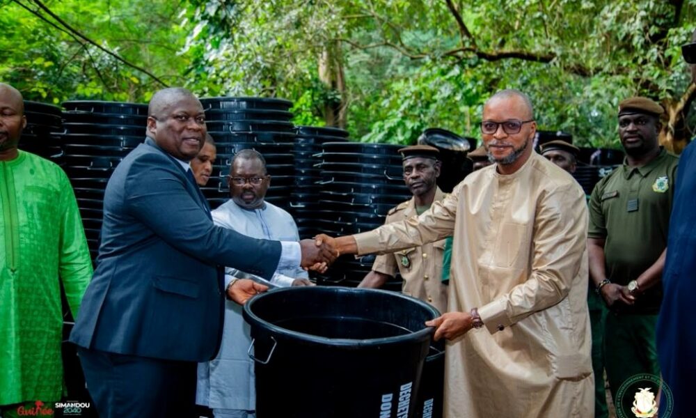 Cérémonie de remise de poubelles au Jardin botanique de Camayenne