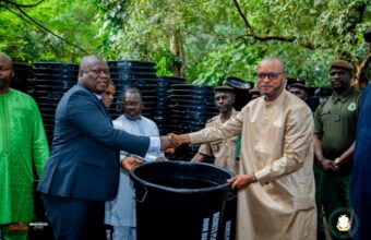 Cérémonie de remise de poubelles au Jardin botanique de Camayenne