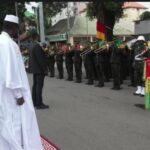 Mamadi Doumbouya rendant hommage aux martyrs à Conakry lors des cérémonies de l'indépendance