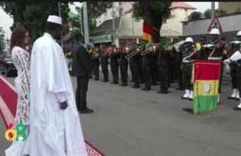 Mamadi Doumbouya rendant hommage aux martyrs à Conakry lors des cérémonies de l'indépendance