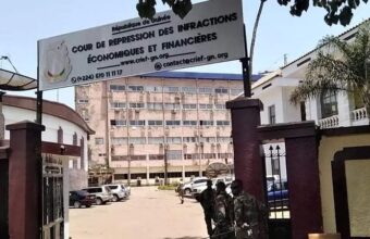 La Cour de répression des infractions économiques et financières examine l’affaire opposant Ecobank à deux huissiers