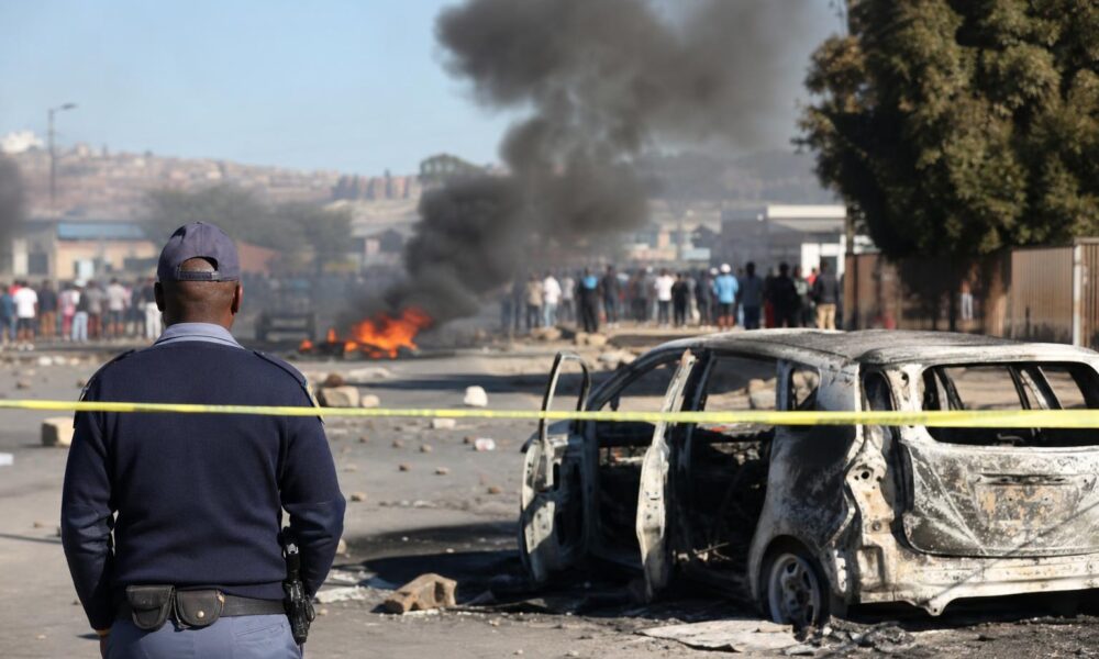 Bâtiment institutionnel en Afrique du Sud dans le contexte des élections locales et des violences politiques présumées