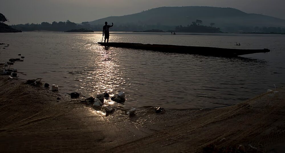 Pêcheurs et activité de pêche sur le fleuve Mbali à Boali