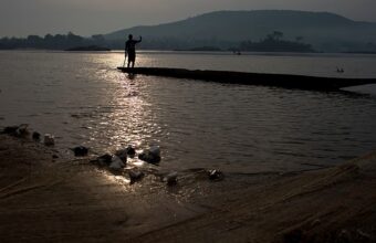 Pêcheurs et activité de pêche sur le fleuve Mbali à Boali