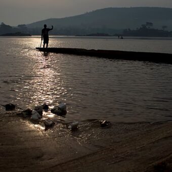 Pêcheurs et activité de pêche sur le fleuve Mbali à Boali