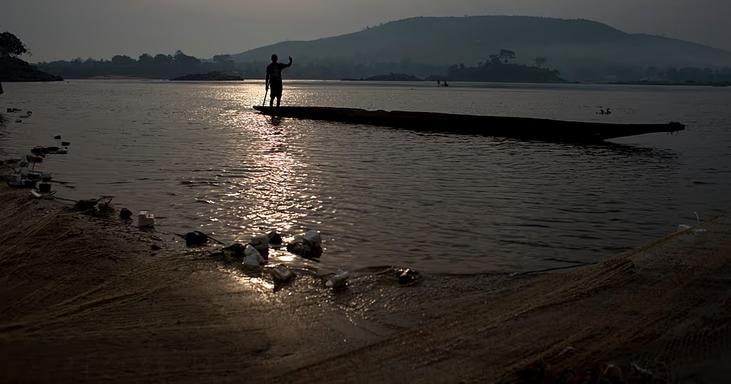 Pêcheurs et activité de pêche sur le fleuve Mbali à Boali
