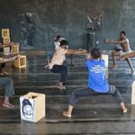 Des danseurs sourds et malentendants suivent les gestes de leur instructeur lors d’une séance à Bobo-Dioulasso