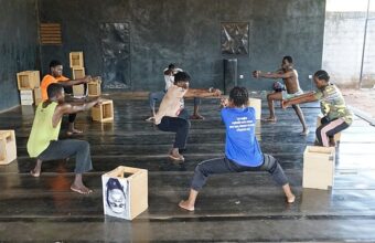 Des danseurs sourds et malentendants suivent les gestes de leur instructeur lors d’une séance à Bobo-Dioulasso