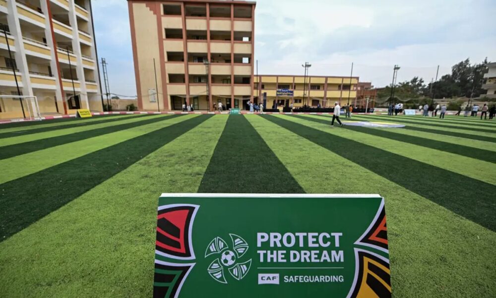 Nouveau terrain de football remis par la CAF à l’école préparatoire de Sawada en Égypte