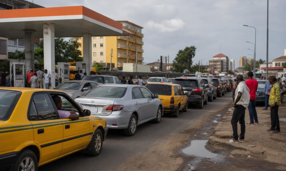 Files d’attente devant une station-service à Conakry