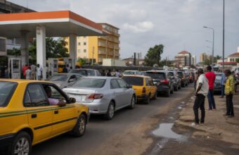 Files d’attente devant une station-service à Conakry