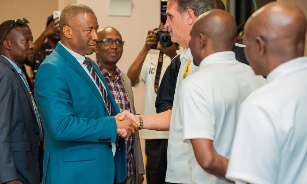Le ministre des Sports Cellou Baldé s’adressant aux joueurs du Syli national lors d’un dîner à Conakry