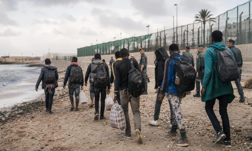 Opération de transfert de migrants depuis un camp installé sur la plage de Trampolin à Ceuta
