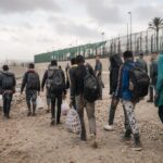Opération de transfert de migrants depuis un camp installé sur la plage de Trampolin à Ceuta