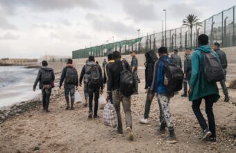 Opération de transfert de migrants depuis un camp installé sur la plage de Trampolin à Ceuta