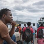 Des étals de travailleurs malgaches le long d’une route menant à un marché aux Comores
