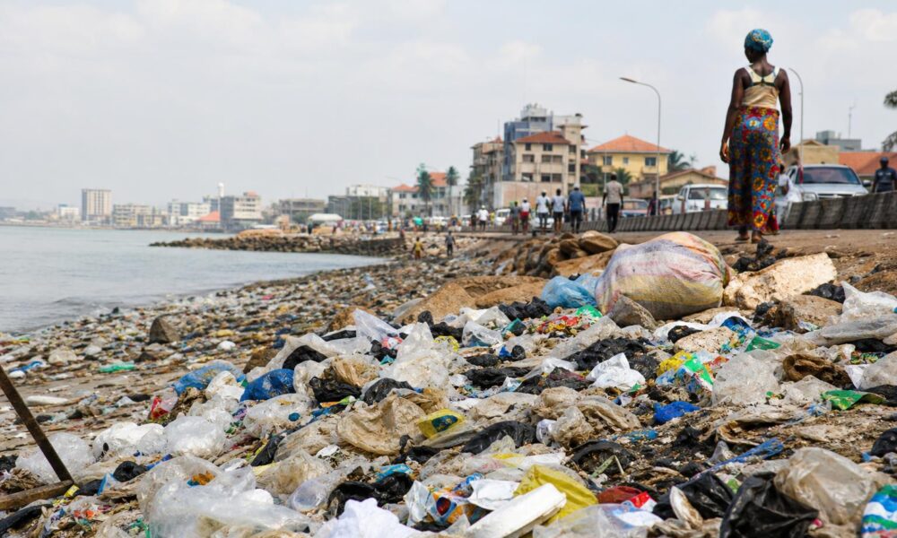 Bouteilles et déchets plastiques visibles dans un caniveau à Conakry