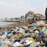 Bouteilles et déchets plastiques visibles dans un caniveau à Conakry