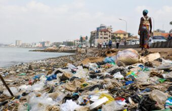 Bouteilles et déchets plastiques visibles dans un caniveau à Conakry