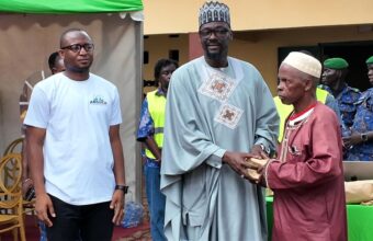 Remise de l’aide financière aux familles sinistrées de Dar-Es-Salem et de Hamdallaye 1