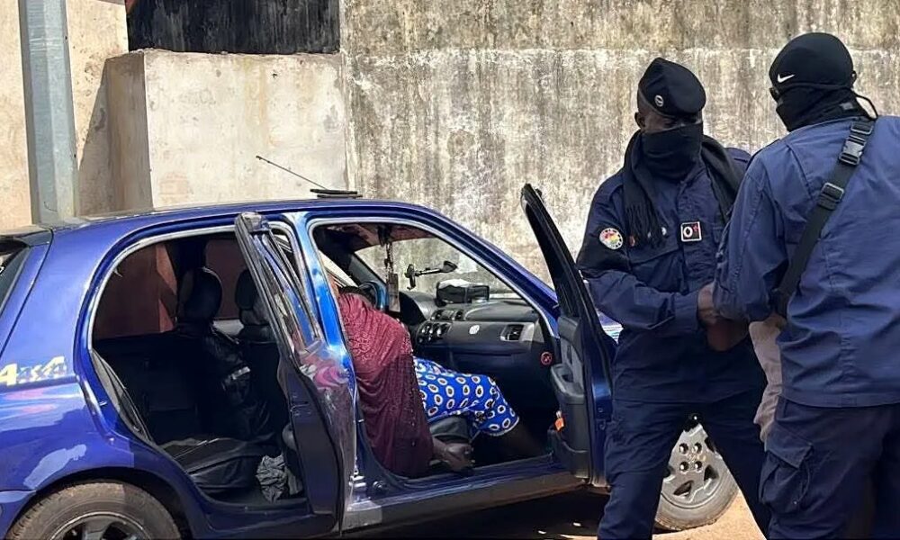 Voiture fermée dans le secteur de Petit-Simbaya à Conakry