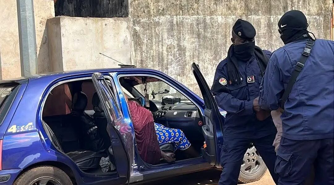 Voiture fermée dans le secteur de Petit-Simbaya à Conakry