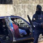 Voiture fermée dans le secteur de Petit-Simbaya à Conakry