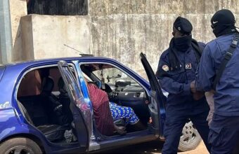 Voiture fermée dans le secteur de Petit-Simbaya à Conakry