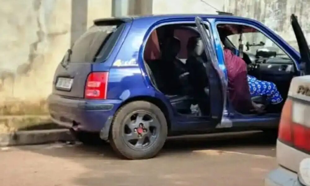Voiture fermée à Petit-Simbaya, à Conakry, où deux personnes ont été retrouvées mortes