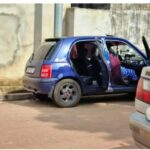 Voiture fermée à Petit-Simbaya, à Conakry, où deux personnes ont été retrouvées mortes
