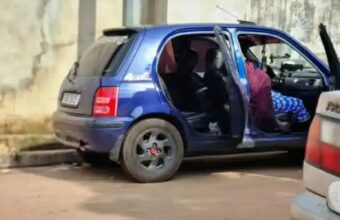Voiture fermée à Petit-Simbaya, à Conakry, où deux personnes ont été retrouvées mortes