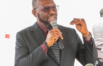 Bouteilles d’eau embouteillée proposées à la vente en Guinée