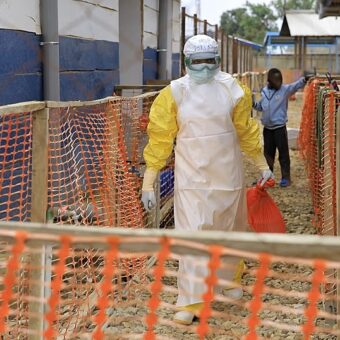 Illustration d’une équipe de santé mobilisée face à une épidémie d’Ebola en République démocratique du Congo