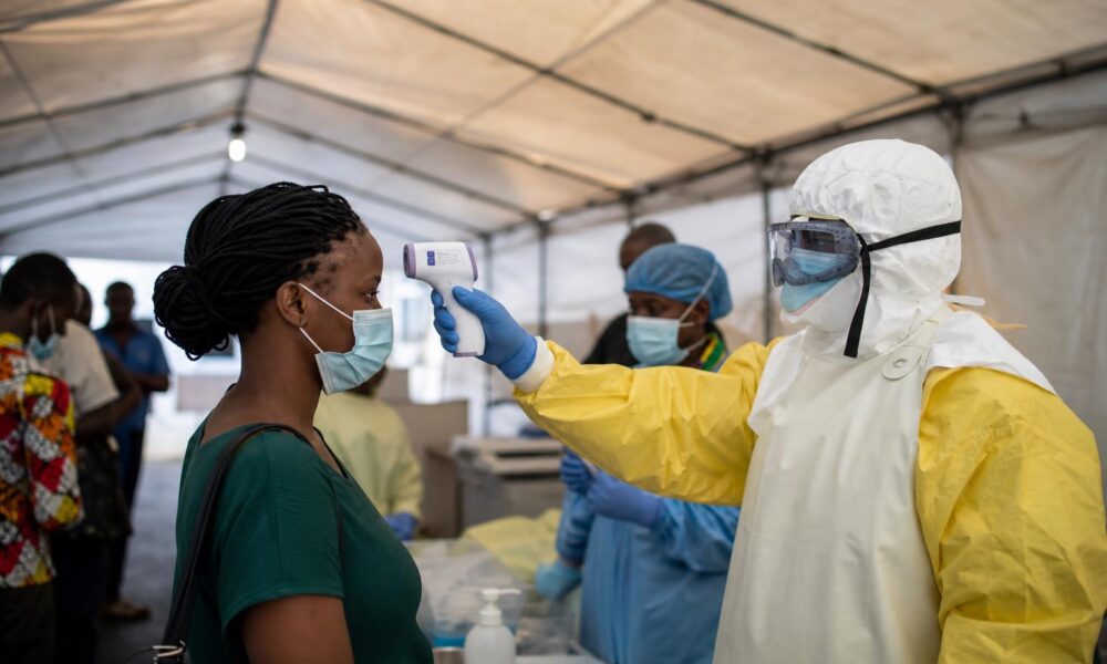 Dispositif de surveillance sanitaire dans un aéroport au Kenya