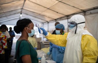 Dispositif de surveillance sanitaire dans un aéroport au Kenya