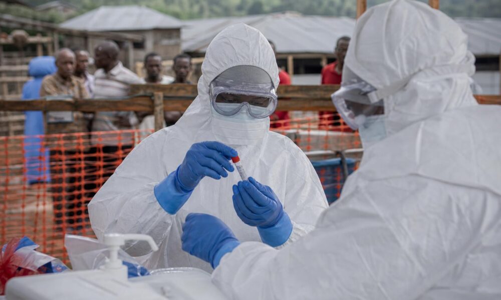 Personnel médical dans un centre de traitement Ebola au Nord-Kivu