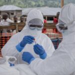 Personnel médical dans un centre de traitement Ebola au Nord-Kivu