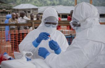Personnel médical dans un centre de traitement Ebola au Nord-Kivu