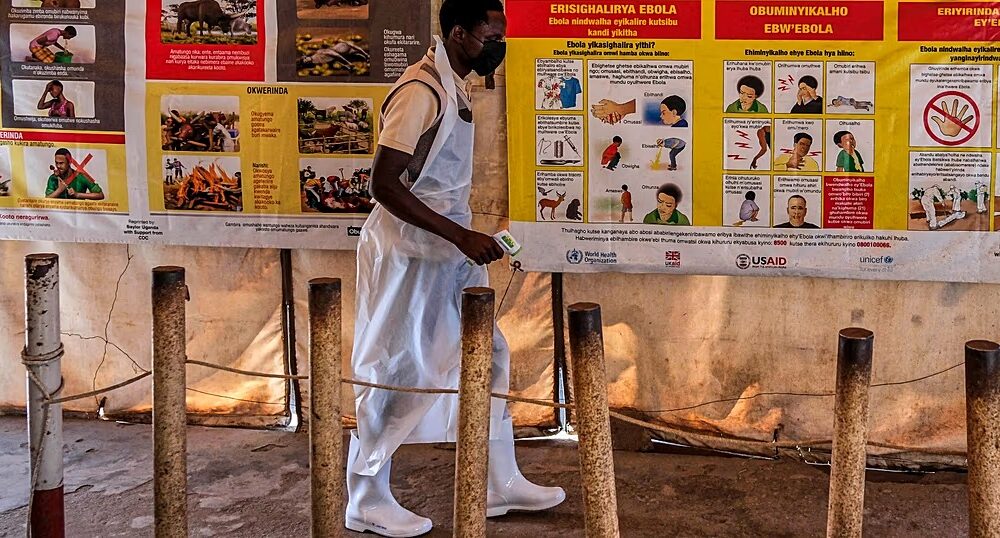 Contrôle sanitaire de voyageurs à un point d’entrée en Ouganda