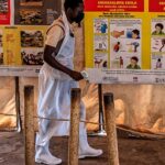 Contrôle sanitaire de voyageurs à un point d’entrée en Ouganda