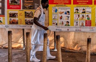 Contrôle sanitaire de voyageurs à un point d’entrée en Ouganda