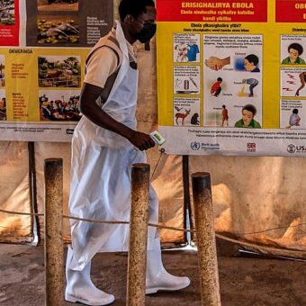 Contrôle sanitaire de voyageurs à un point d’entrée en Ouganda